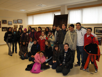 Foto del segundo grupo durante la visita a la exposición de fotos.